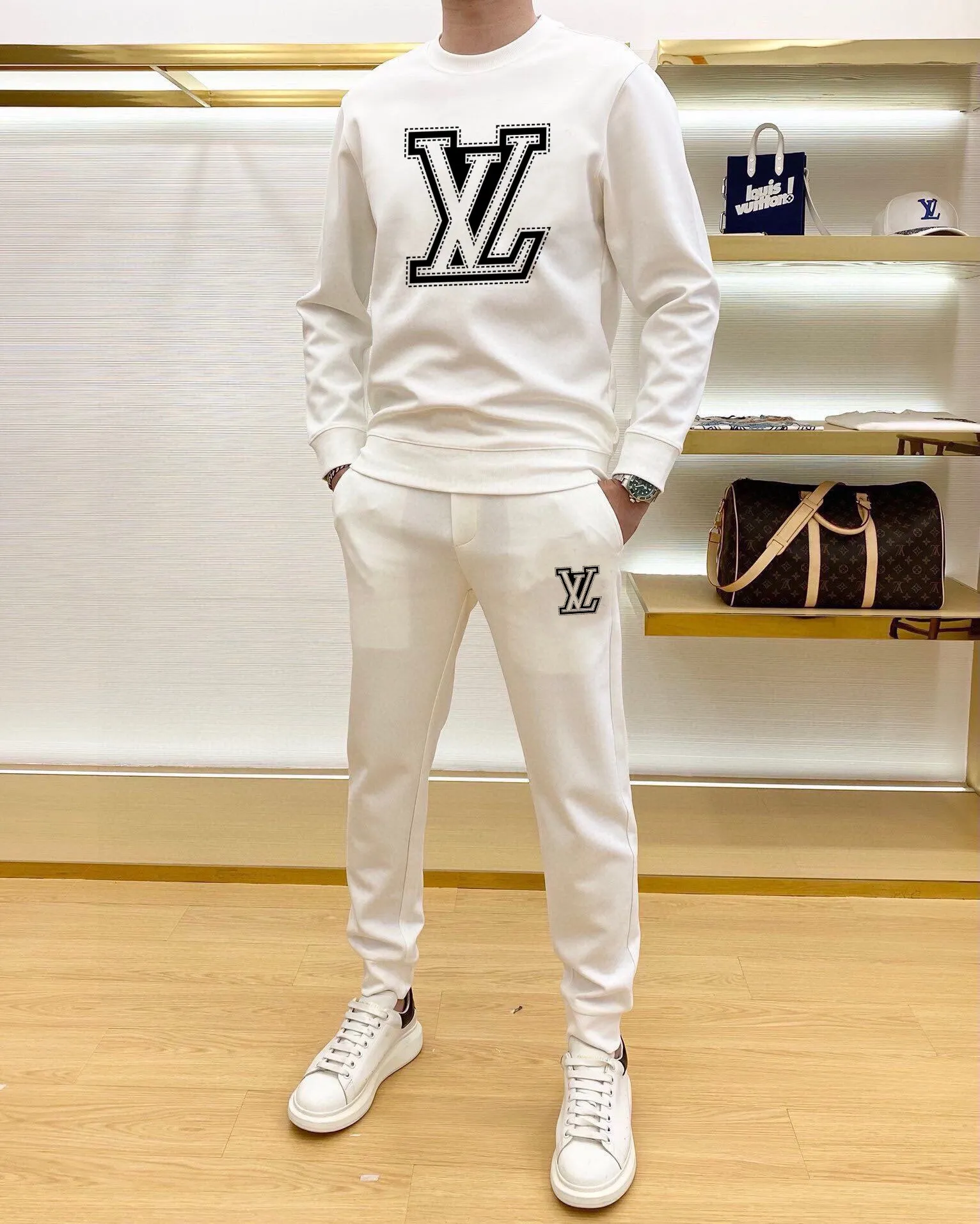 🅿️380 [LV Louis Vuitton] (Fat Man Gospel) hot-selling suit is coming. Focus on the original version of the official website. 2025 new hot-selling sweatshirt suit. The original order is hard to buy🇭🇰. It is the meticulous work of top designers for a fitting and perfect upper body effect. All-natural high-quality Roman cotton 100%, close-fitting comfort, noble and elegant! Original hardware embodies elegance and nobility! Counter size: M-5XL (maximum wear up to 220 pounds)